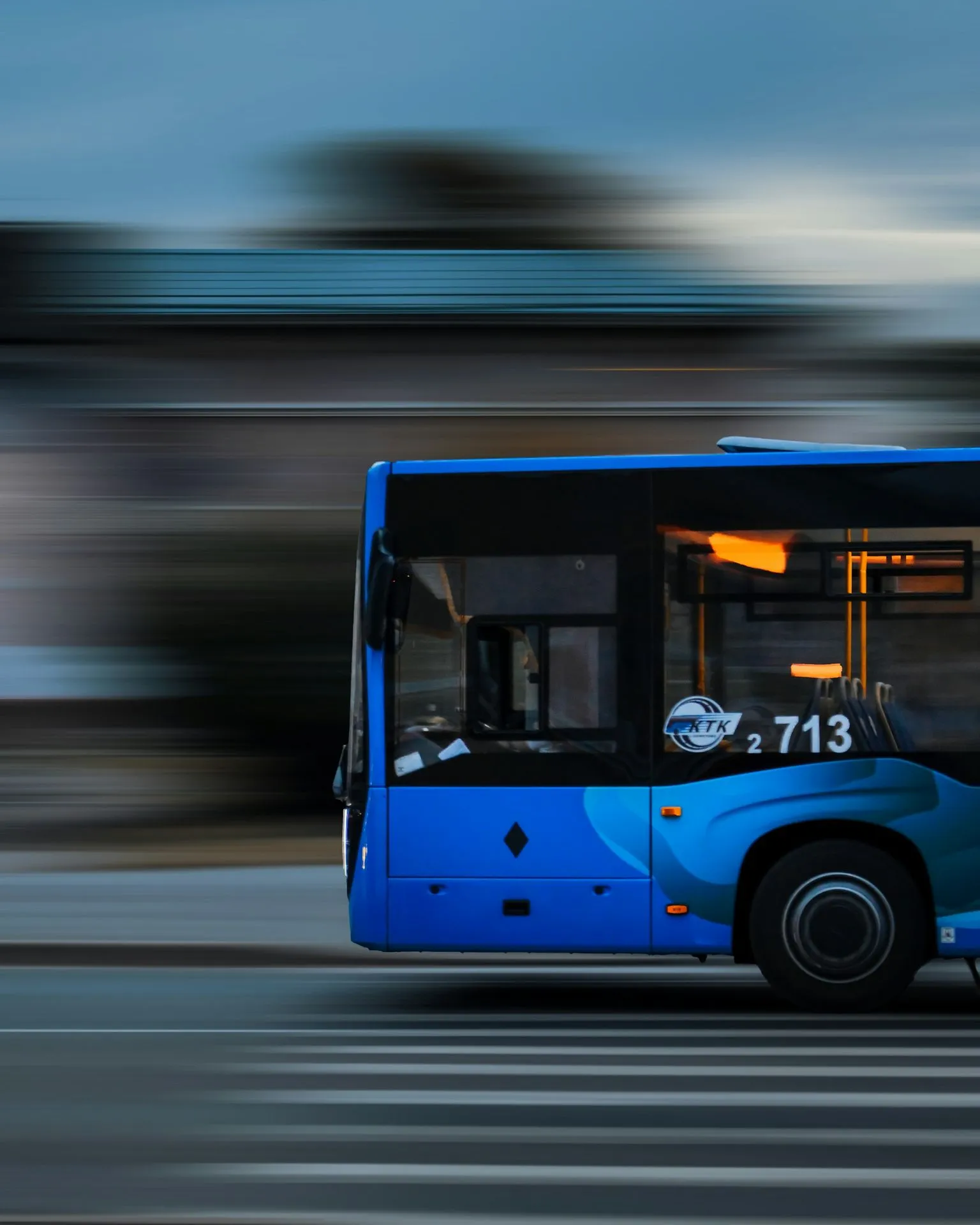 unsplash_RlHI0cCNThY_bus.jpg.jpg.jpg.webp