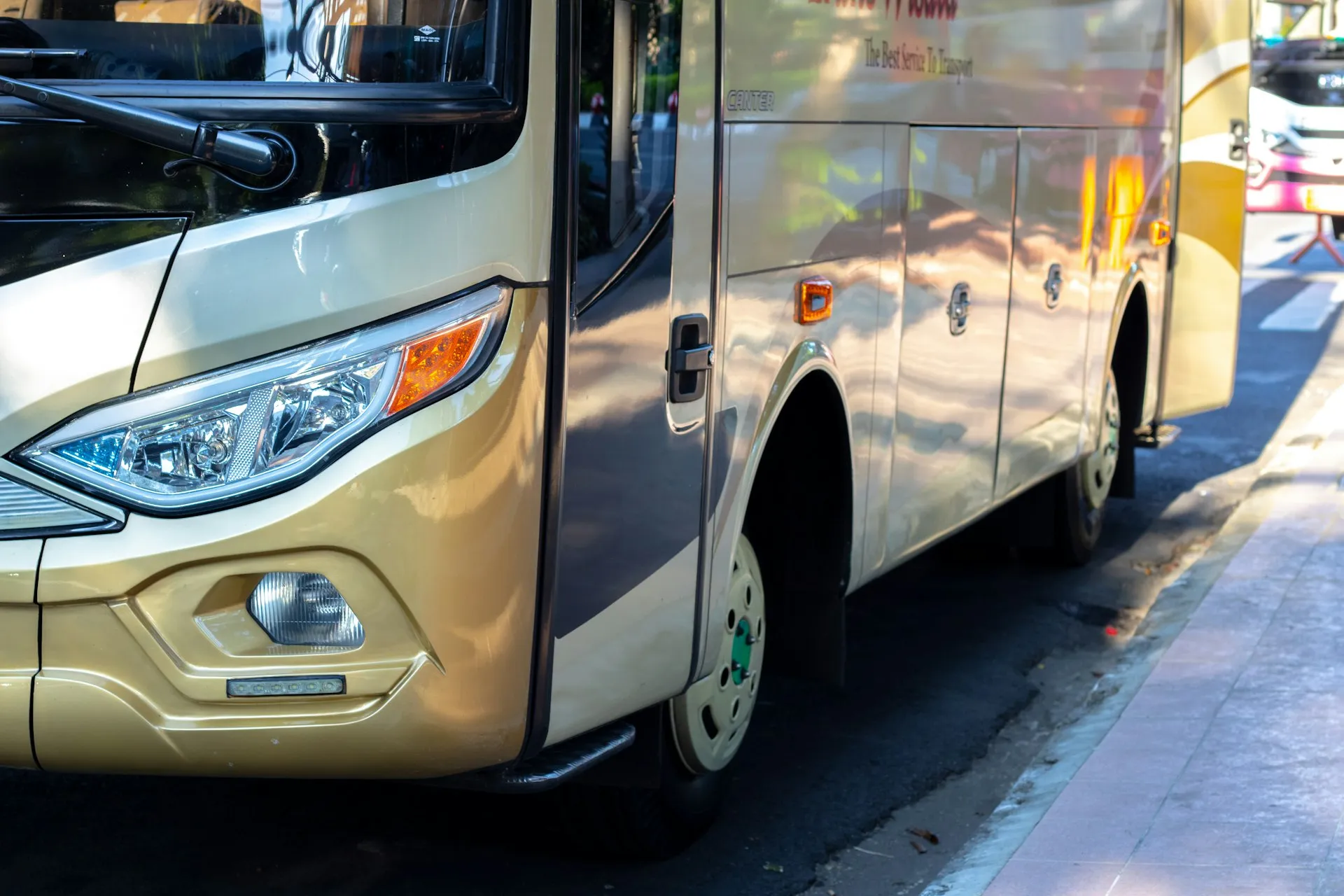 unsplash_C-zgN_LEKb8_bus.jpg.jpg.webp
