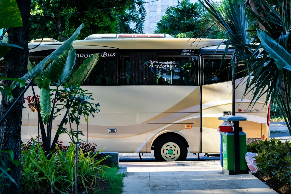 unsplash_eGA5dZG4sCw_bus.webp